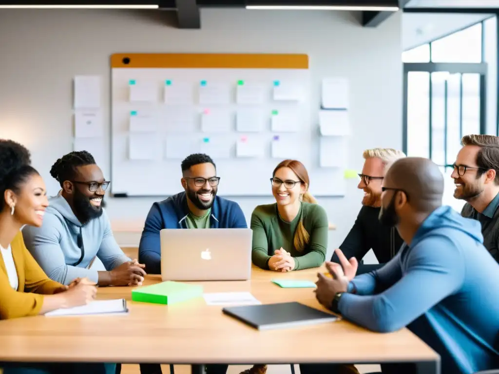 Emprendedores colaborando en un espacio de coworking moderno, discutiendo oportunidades de negocio con software de código abierto