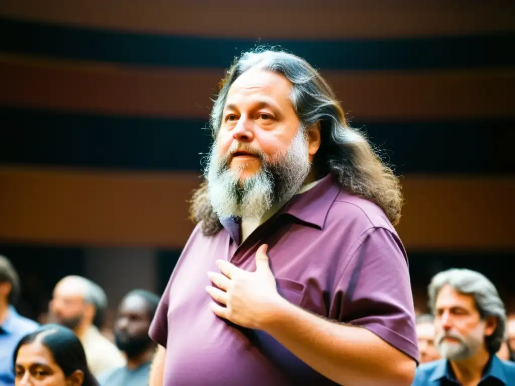 Richard Stallman habla apasionadamente sobre el software libre ante una multitud diversa, mostrando su impacto en la sociedad